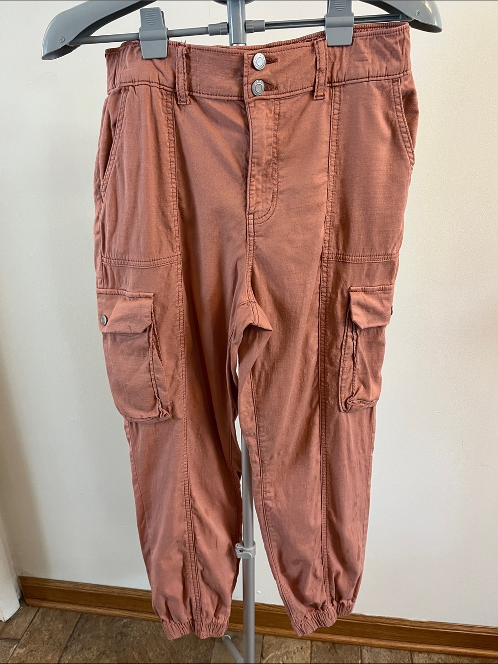 SO Salmon Colored Cargo Joggers Sz M